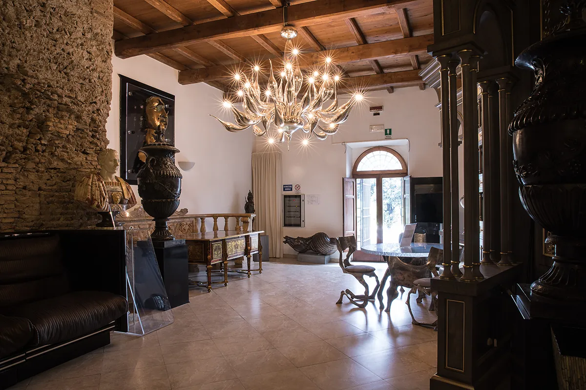 Sala interna del Boscolo Circo Massimo con grande lampadario