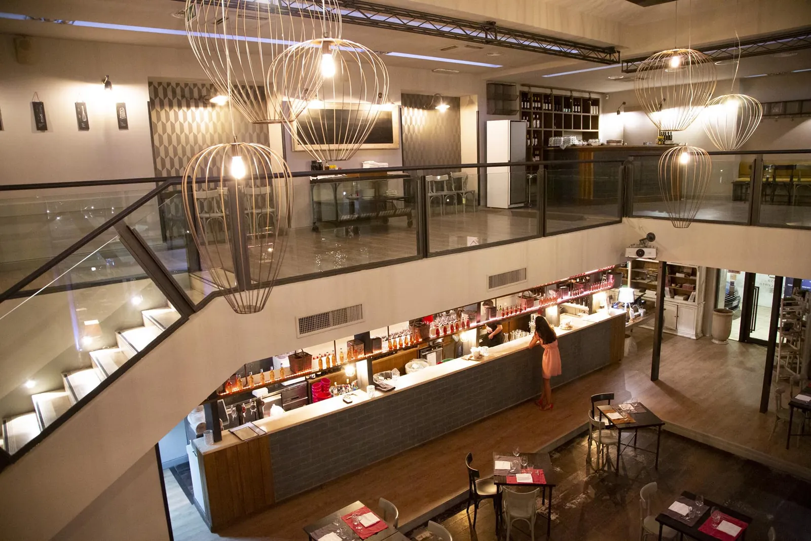 Interno a doppia altezza del ristorante Casa 900 all’EUR