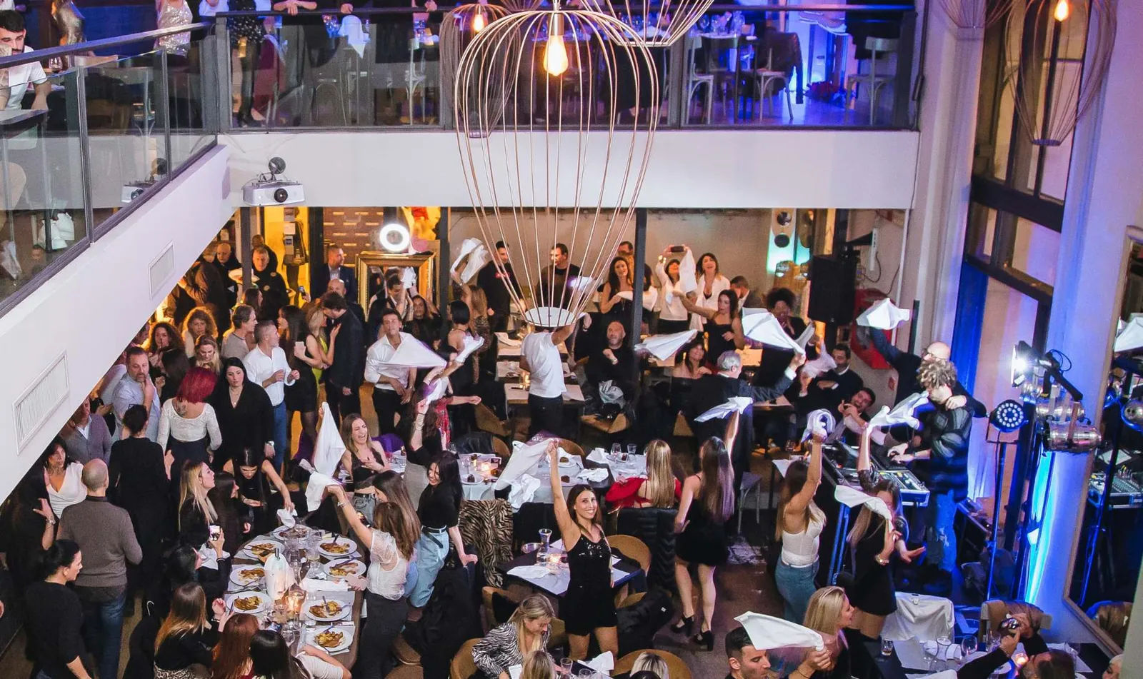 Ospiti ai tavoli di Casa 900 all’EUR durante una serata