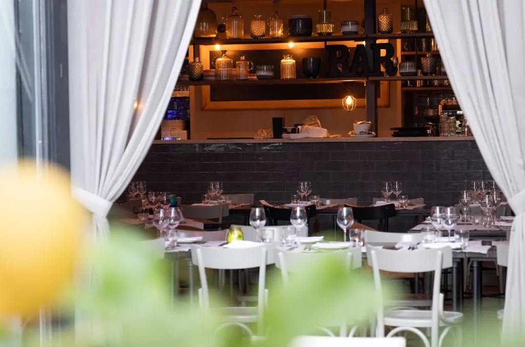 Sala ristorante di Roma con tavoli apparecchiati per la cena