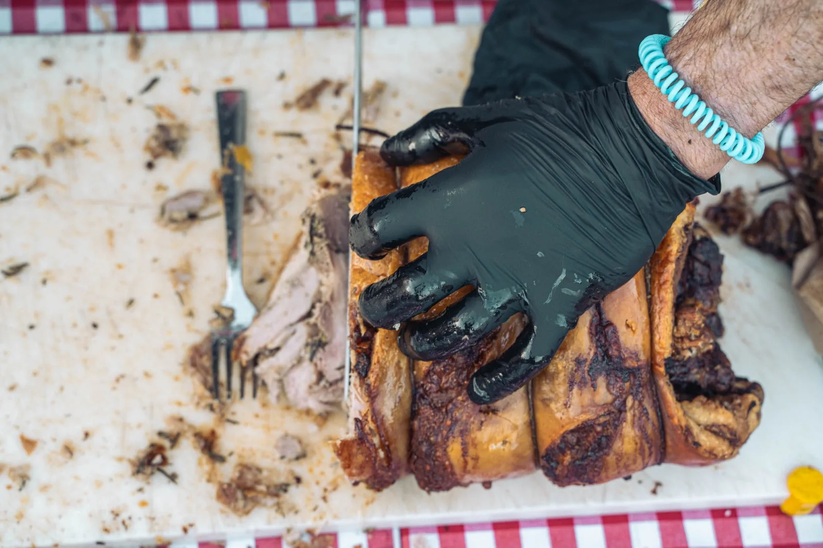 Preparazione di carne alla brace nella cucina del Casale 4.5