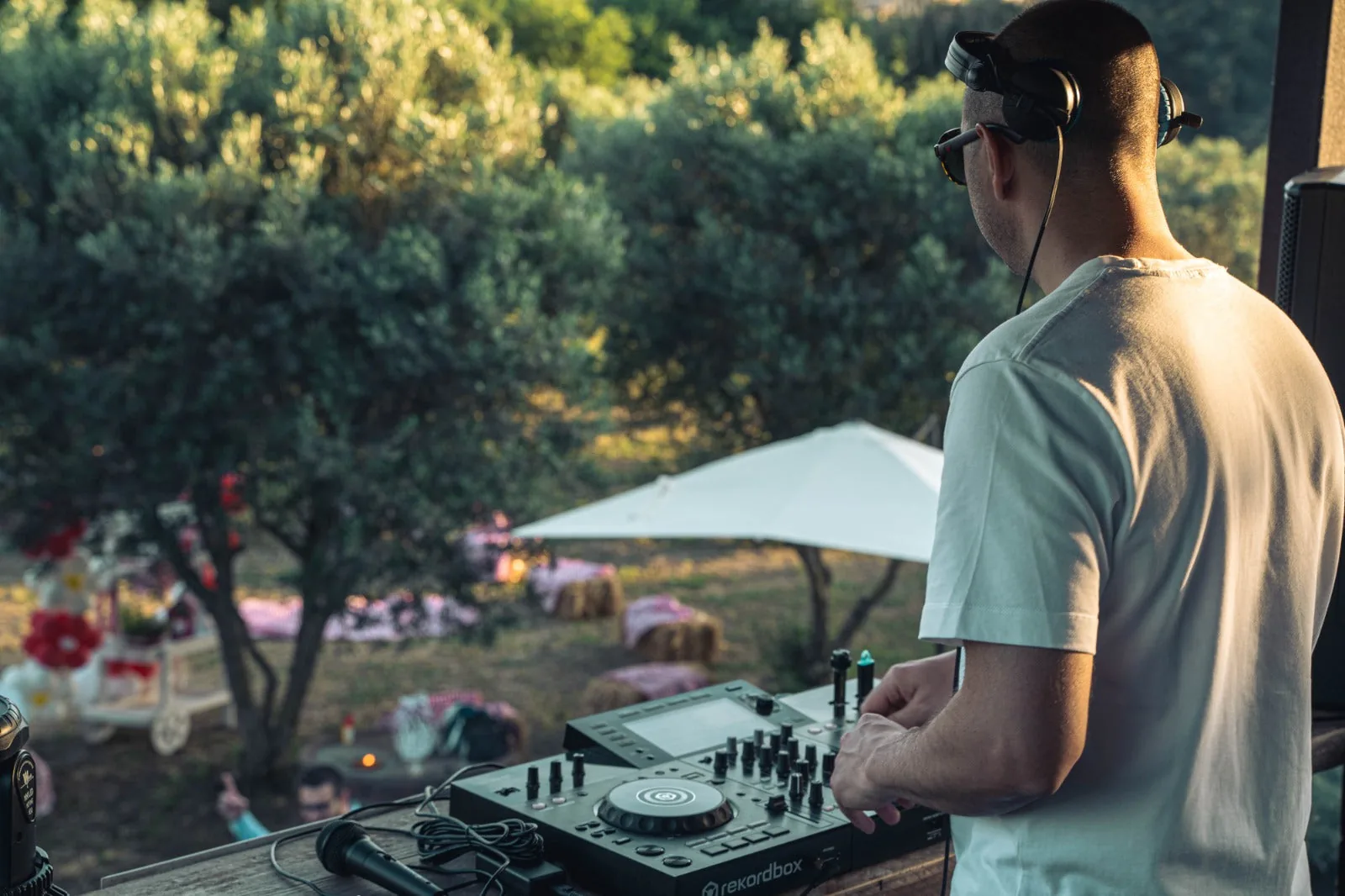 Dj set nell'area esterna del Casale 4.5