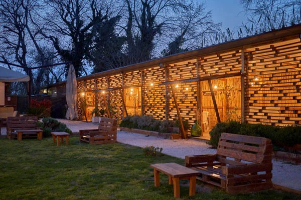 Giardino del Casale Traiano con il portico illuminato di sera