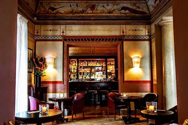 Bar interno della Casina Valadier con illuminazione soffusa