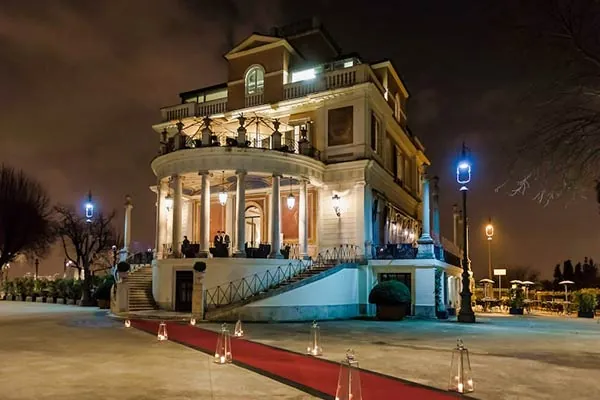 Facciata illuminata della Casina Valadier al Pincio in notturna