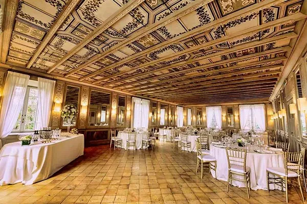Salone di una dimora storica romana con soffitti decorati