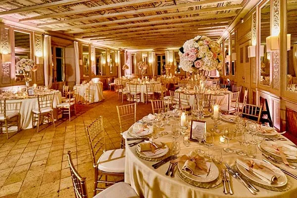 Tavoli in allestimento gala nelle sale della Casina Valadier