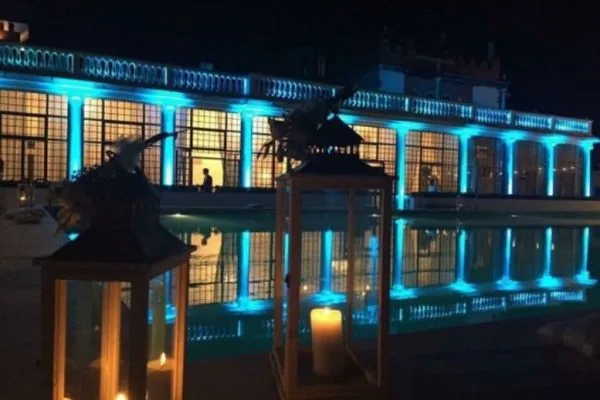 Facciata colonnata del Castello di Maccarese illuminata di blu