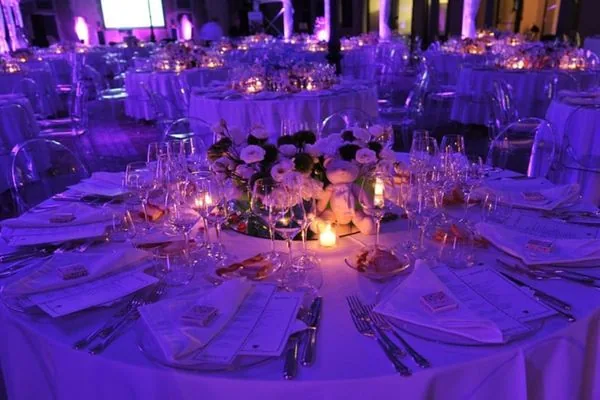 Sala del Castello di Maccarese allestita per una cena di gala con luci viola
