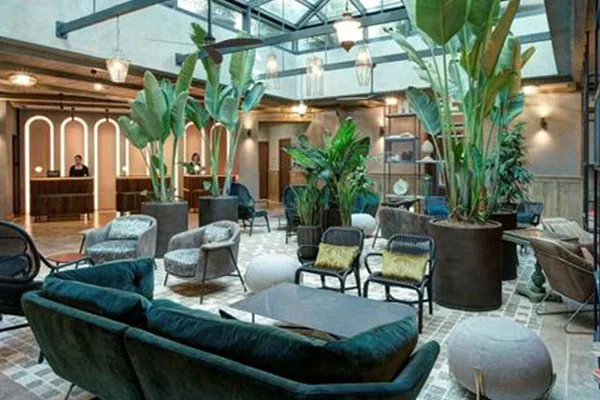 Lobby con giardino interno del DoubleTree by Hilton Rome Monti