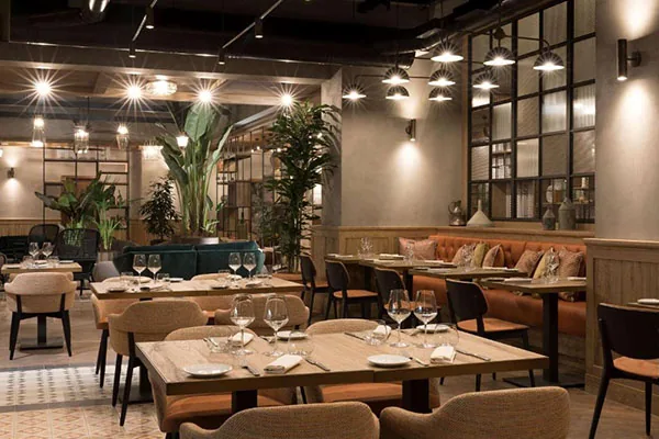 Sala ristorante del DoubleTree by Hilton Rome Monti con tavoli apparecchiati