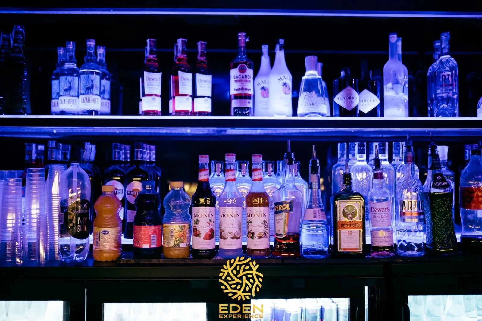 Mixology bar dell’Eden Experience a Roma con bottiglie illuminate