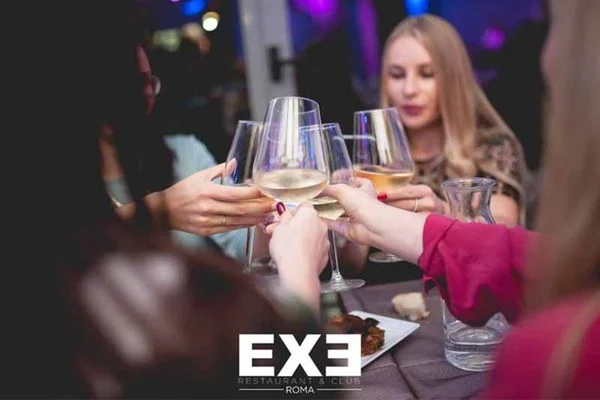 Ospiti dell’Exe Roma durante il brindisi con i calici