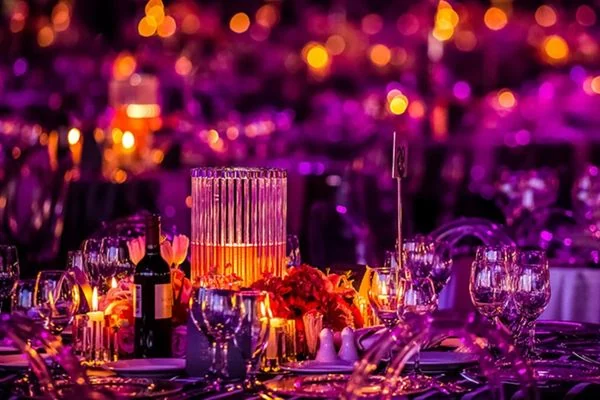 Mise en place di un tavolo cena dell’Exe Roma con luci scenografiche