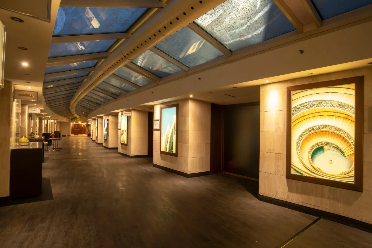 Hall di un hotel di Roma con reception e area lounge illuminata