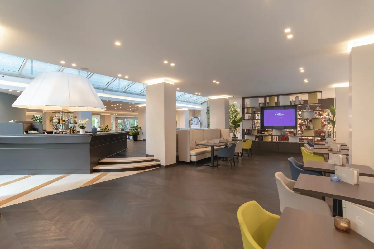 Area bar e ristorazione del Mercure Roma West con sedute lounge