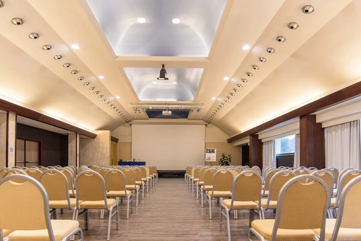 Sala eventi del Mercure Roma West allestita con sedute in fila