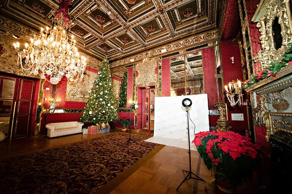 Sala storica di Palazzo Brancaccio a Roma con lampadario, boiserie e allestimento delle feste