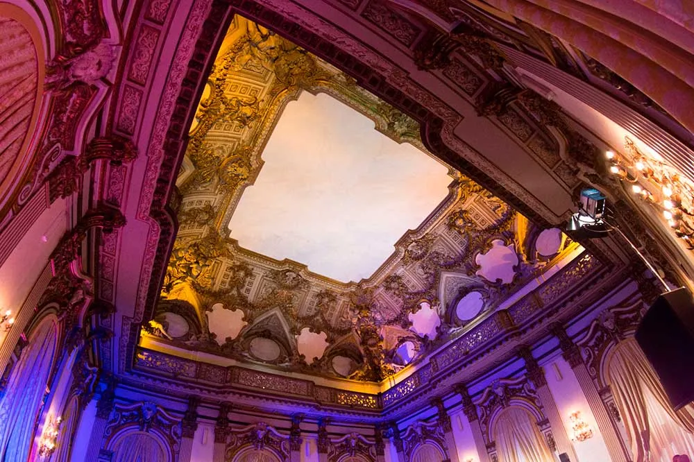 Soffitto affrescato e decorazioni dorate di una sala di Palazzo Brancaccio a Roma