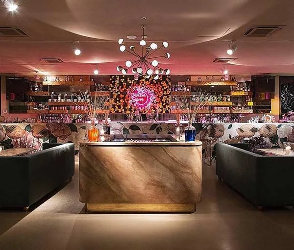 Bancone bar in marmo di Profumo con illuminazione soffusa