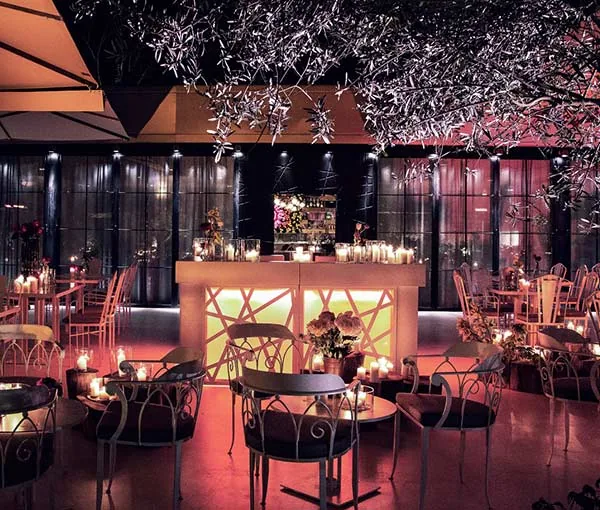 Sala di Profumo a Roma allestita per la serata con alberi luminosi