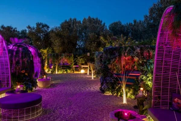 Giardino del Qvinto a Roma illuminato con luci viola al tramonto