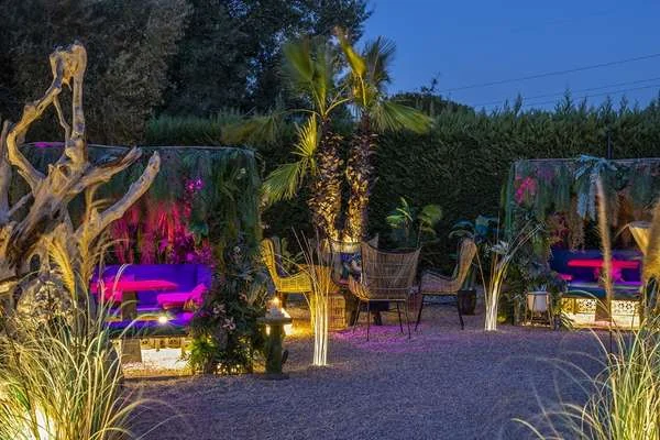 Giardino lounge del Qvinto illuminato in notturna