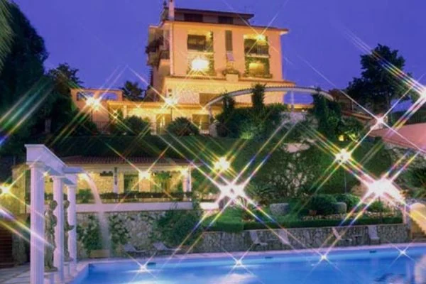 Piscina della Residenza Castelverde illuminata in notturna