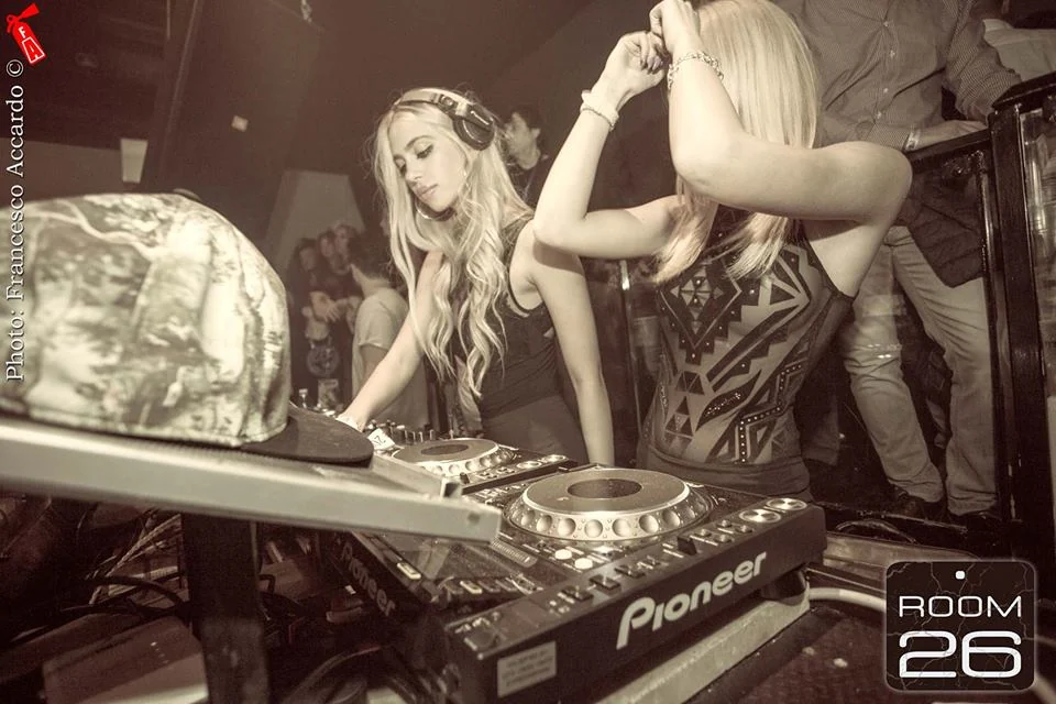 Consolle e dj set della Room 26 di Roma durante la serata