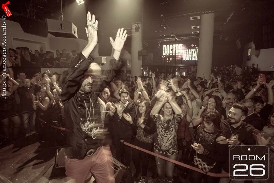 Artista sul palco della Room 26 davanti al pubblico