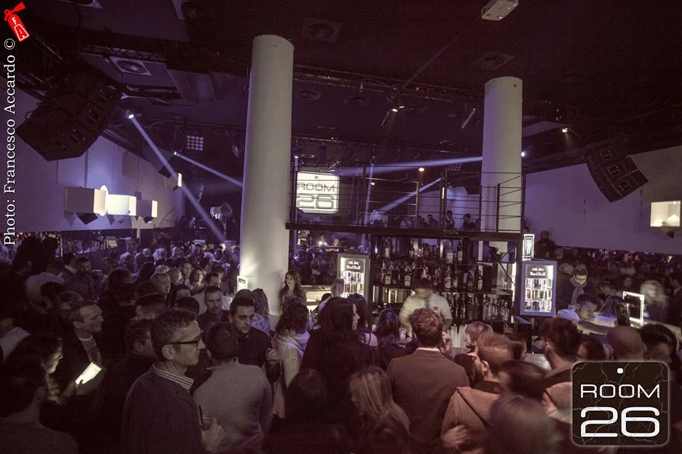 Sala con colonne della Room 26 con il pubblico durante l’evento