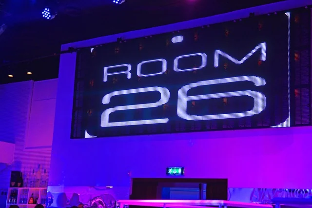 Maxi schermo con il logo Room 26 nella sala principale della discoteca