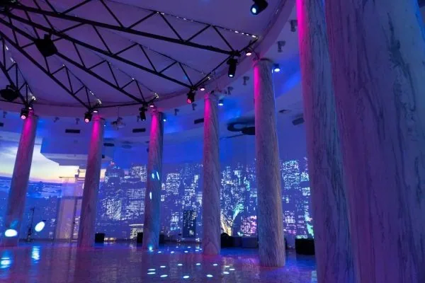 Sala del Salone delle Colonne con proiezione notturna sulle pareti