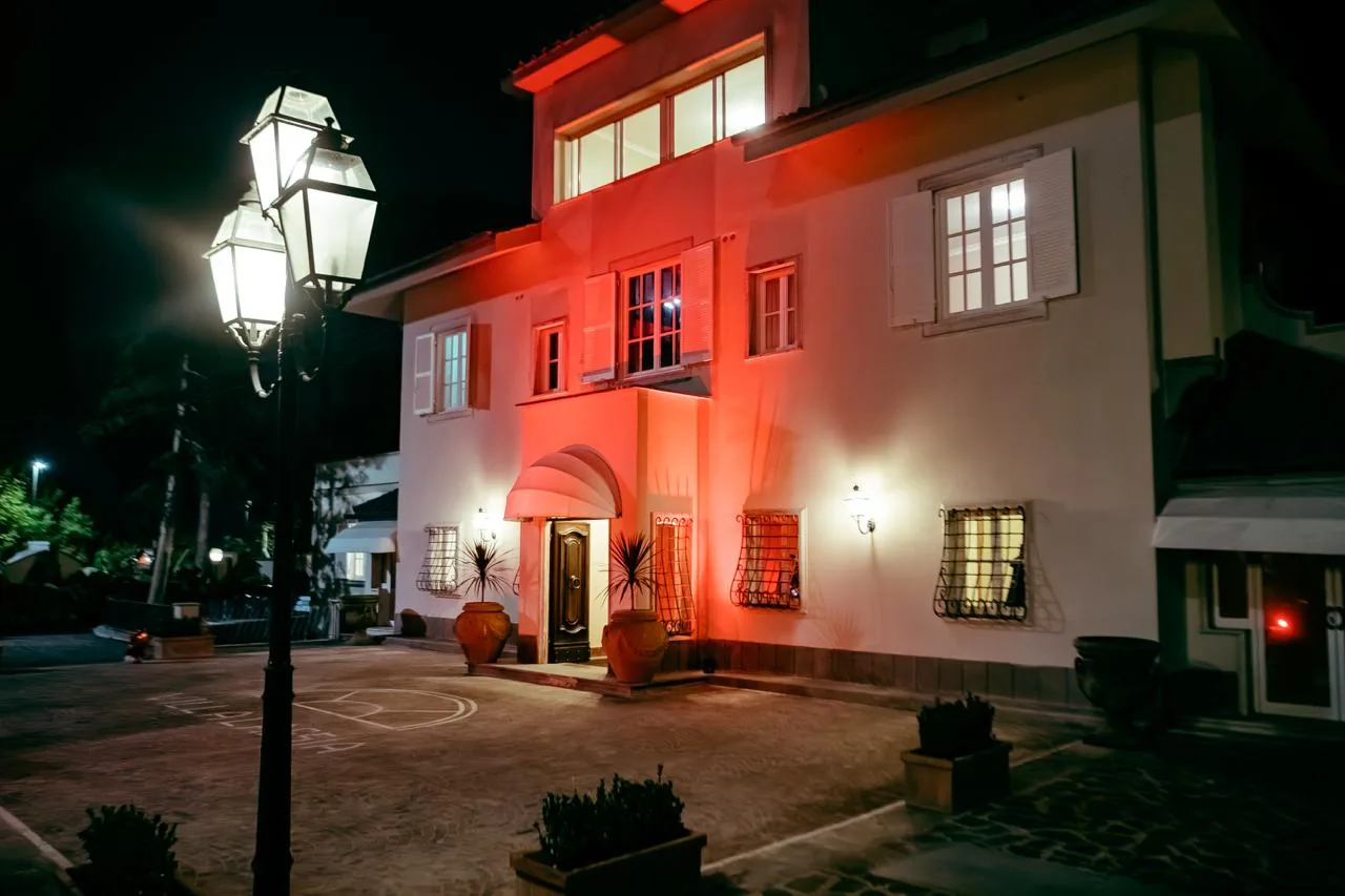 Villa con parco illuminata di sera alle porte di Roma