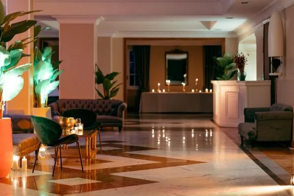 Area lounge interna di Villa Cassia con divani e pavimento a scacchi