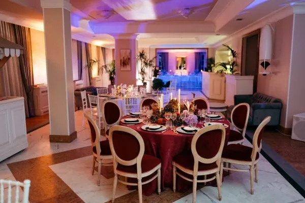 Sala di Villa Cassia con tavoli rotondi apparecchiati per la cena