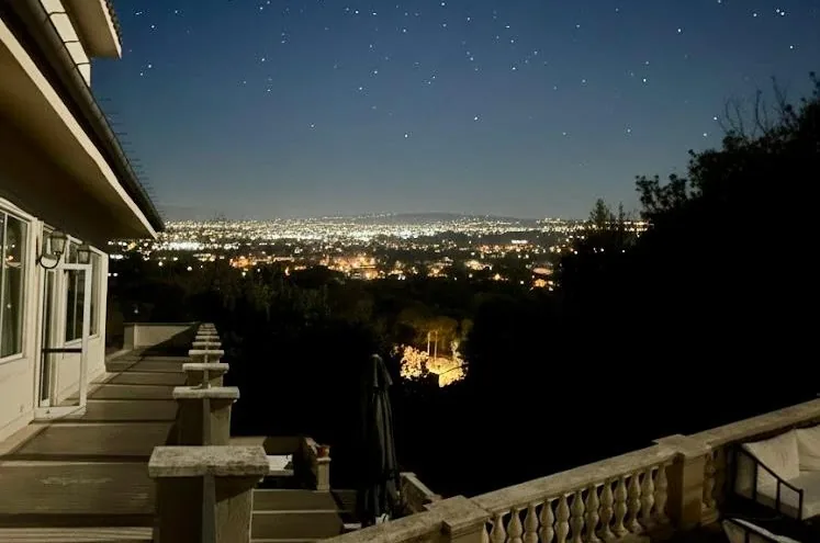 Terrazza di Villa Cassia con vista notturna su Roma