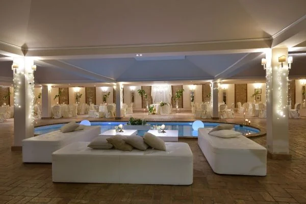 Sala con piscina interna di Villa Grant allestita per la serata