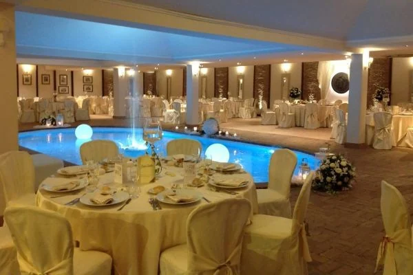 Salone di Villa Grant con candele accese e allestimento serale