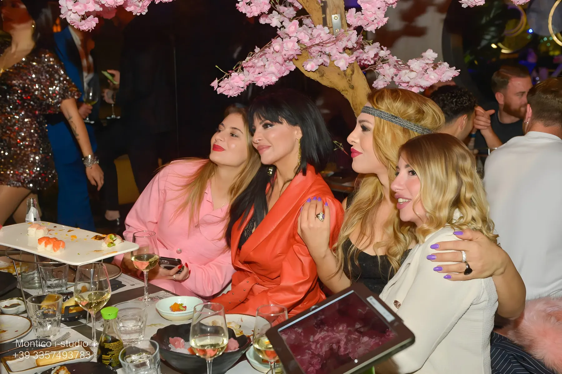 Tavolo dell’Hanami Restaurant con gli ospiti a cena sotto i rami di ciliegio