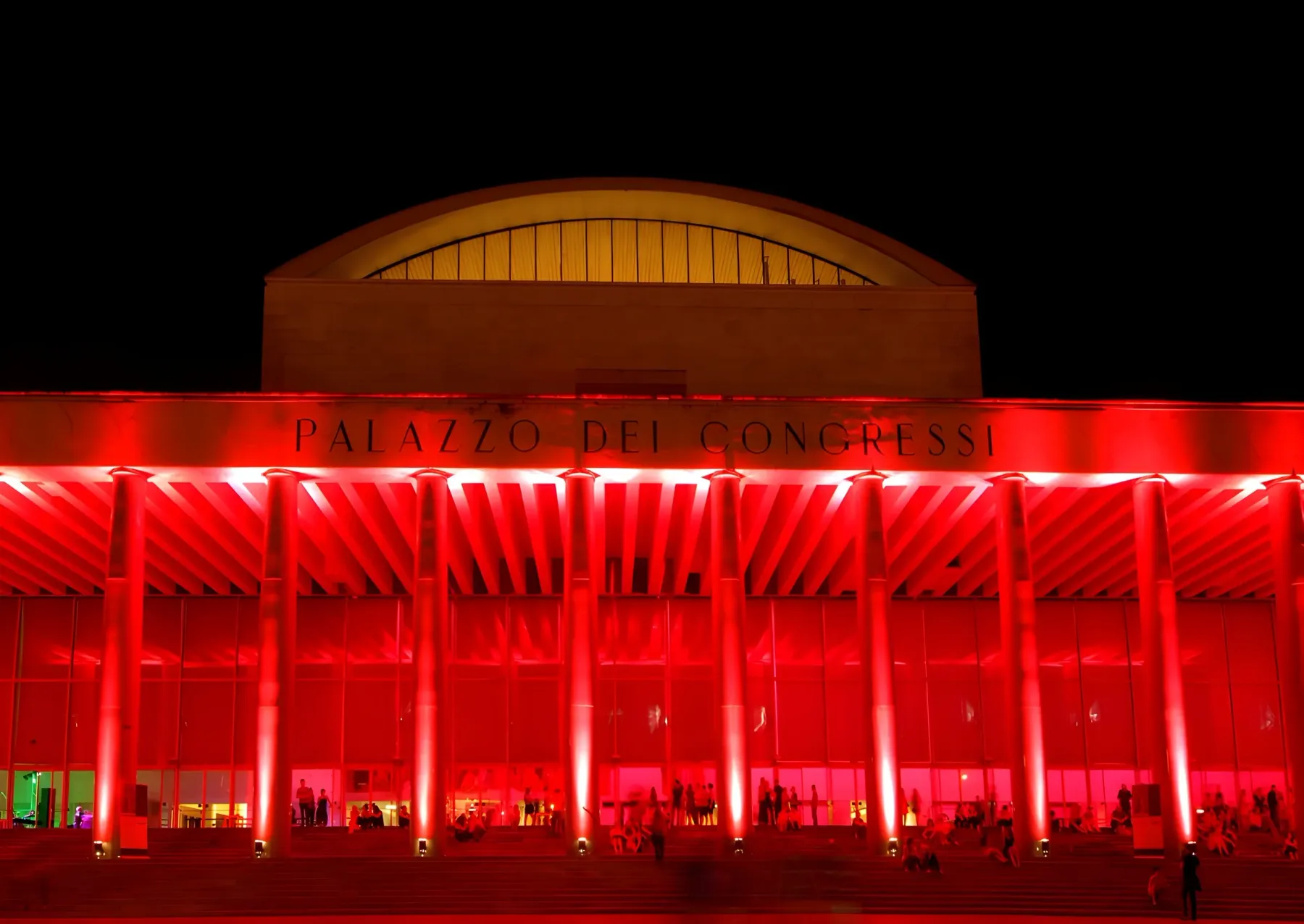 Palazzo dei Congressi dell’EUR illuminato di rosso di sera