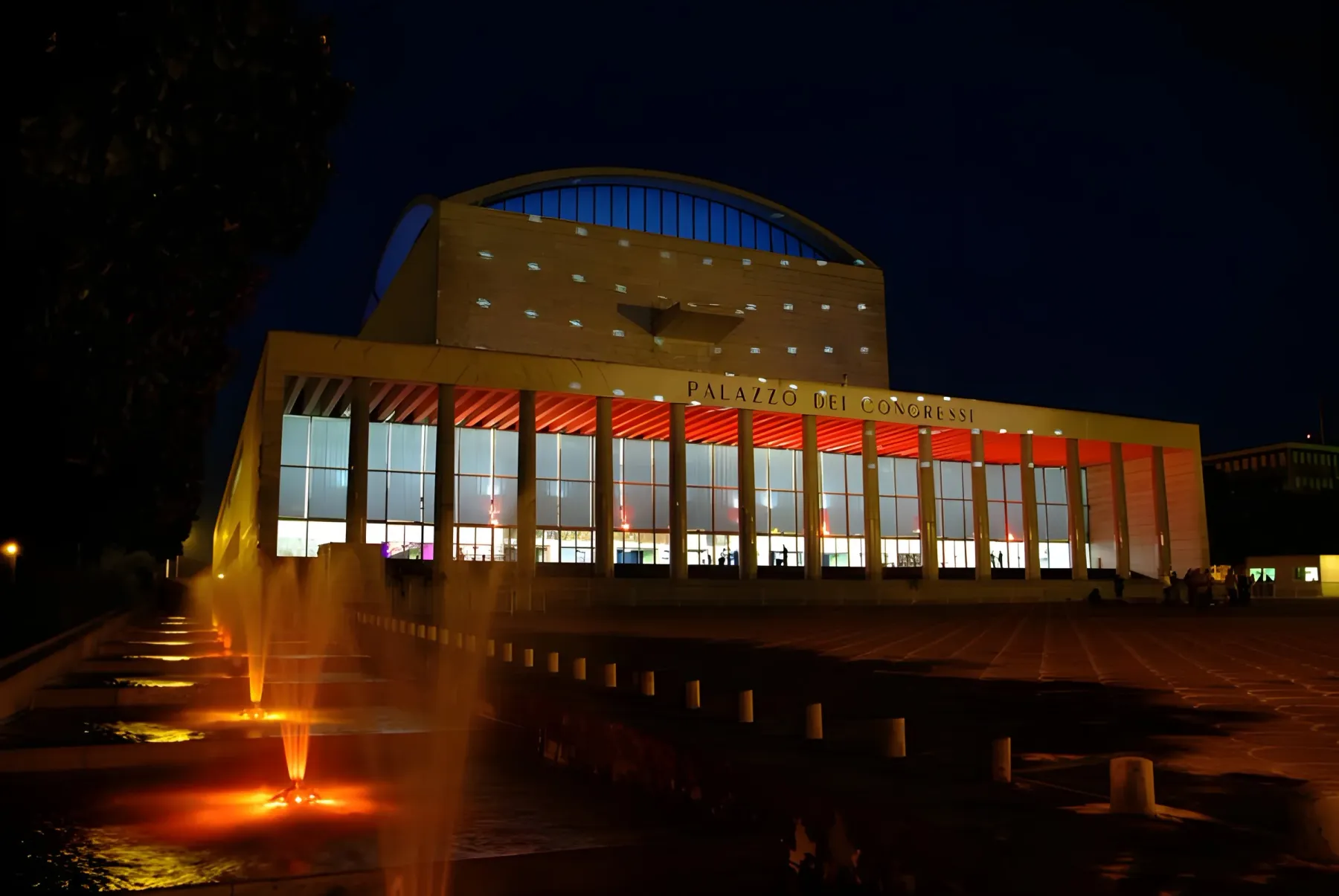 Il colonnato del Palazzo dei Congressi all’EUR di sera