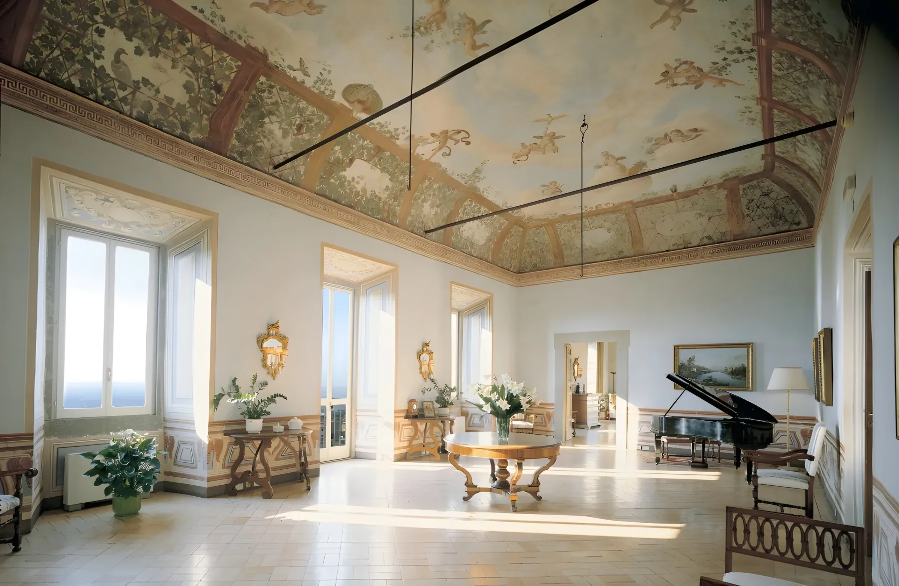 Salone affrescato di Villa Grazioli con il pianoforte