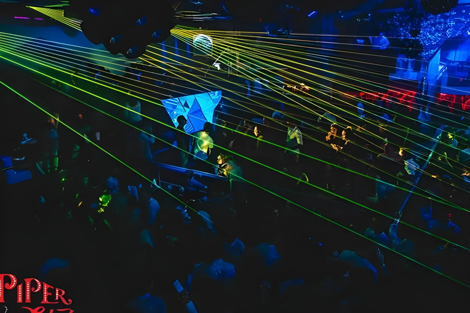 Laser verdi e rossi sulla pista del Piper Club