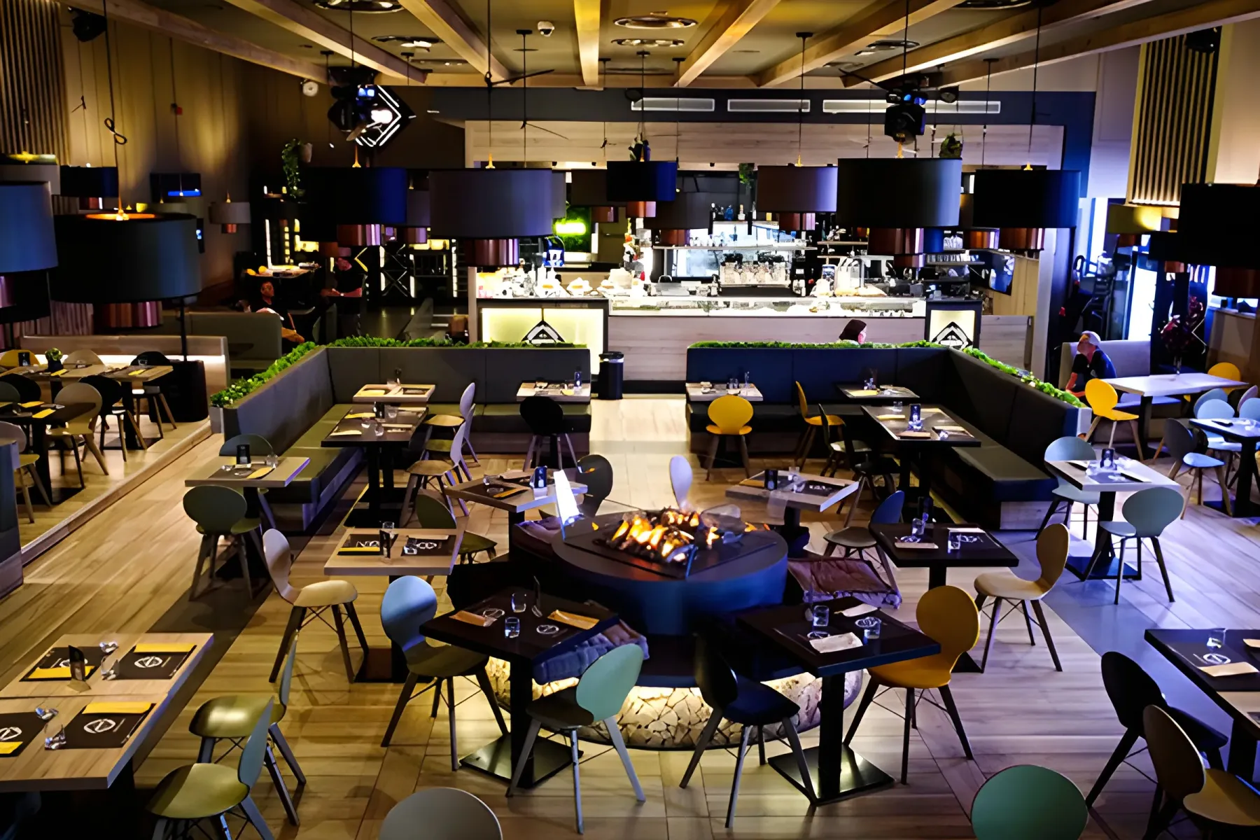 Sala del Puro EUR con i tavoli apparecchiati e il bancone
