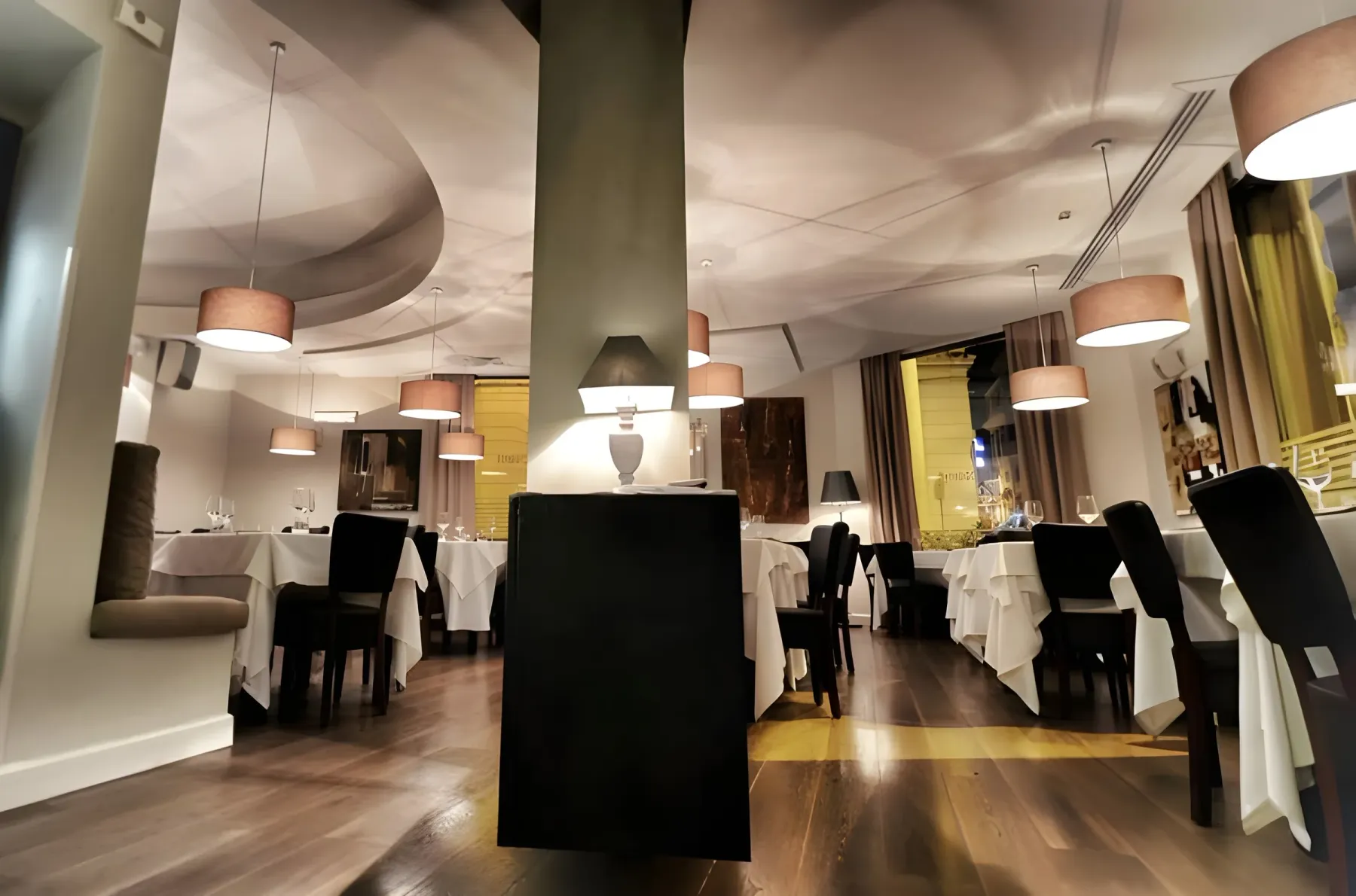 Sala del Target Restaurant con la colonna centrale
