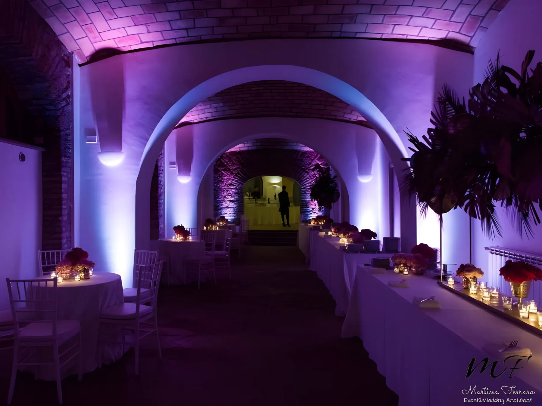 Galleria a volte di Villa dei Cesari illuminata di viola, con tavolo imperiale